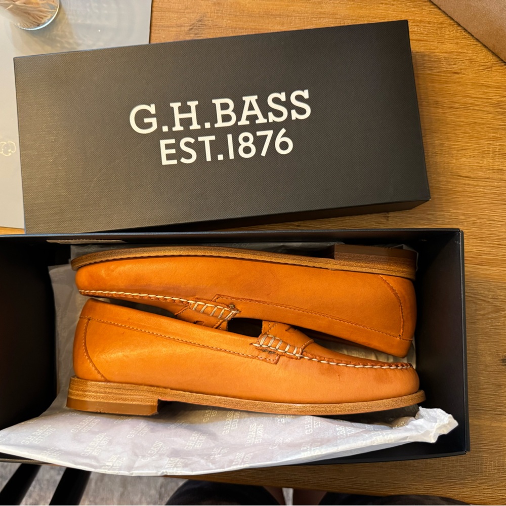 G.H. Bass & Co.  WHITNEY VACHETTA Tan Weejun Loafer (fits size 9)